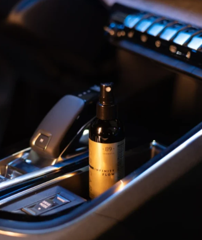Spray Limpiador Salpicaderos Coche AROMATIC•89• | 3 en 1 Brillo Protección UV Fragancia